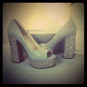 NEW in box Fabulous sparkly pumps size 7.